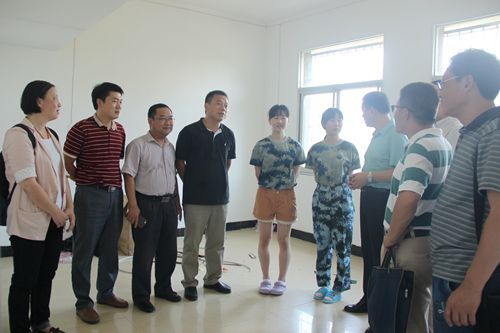 我院领导老师赴新生寝室走访慰问2016级新生