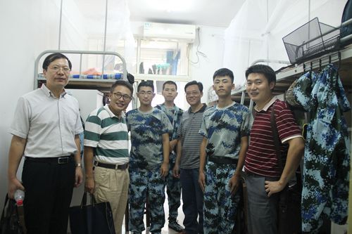 我院领导老师赴新生寝室走访慰问2016级新生