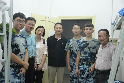 我院领导老师赴新生寝室走访慰问2016级新生