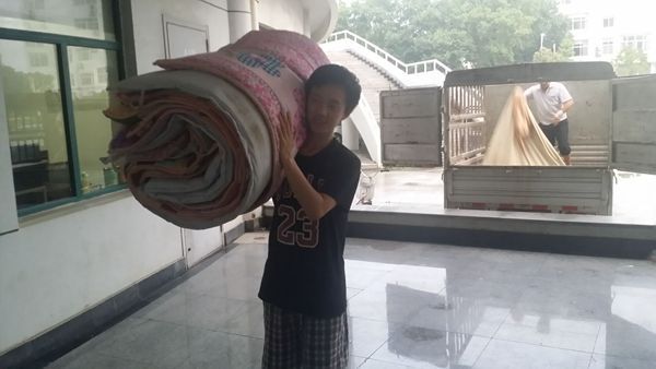 中南大后勤保障部、体育部、物业中心、刑事司法学院等相关单位联合安置受灾学生