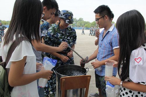 我院新生积极投入军训之中